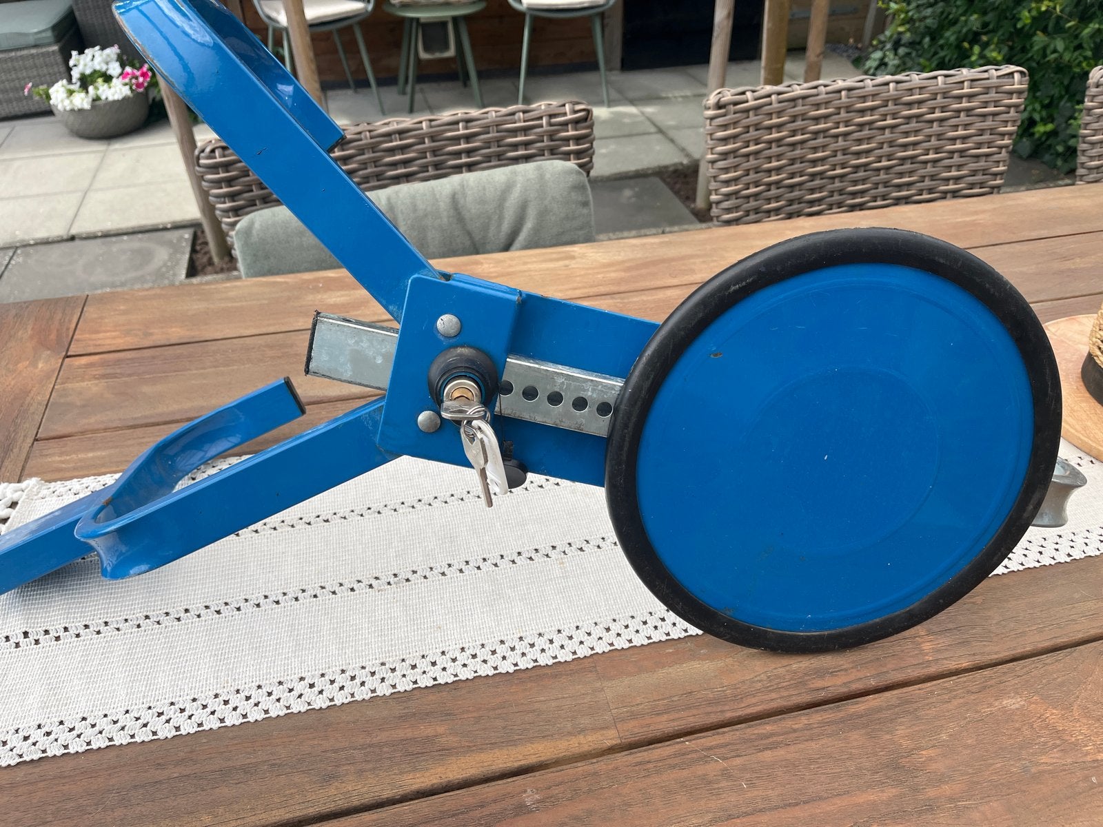 Blauwe wielklem met slot voor auto caravan of boottrailer., Ophalen, Gebruikt