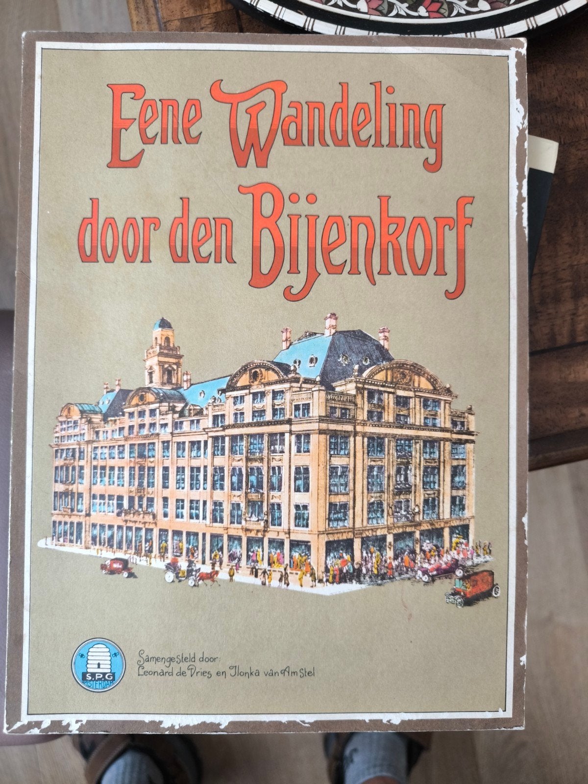Eene Wandeling door den Bijenkorf - Historisch Boek, Boeken, Ophalen of Verzenden, Gelezen, Leonard de Vries en Ilonka van Amstel