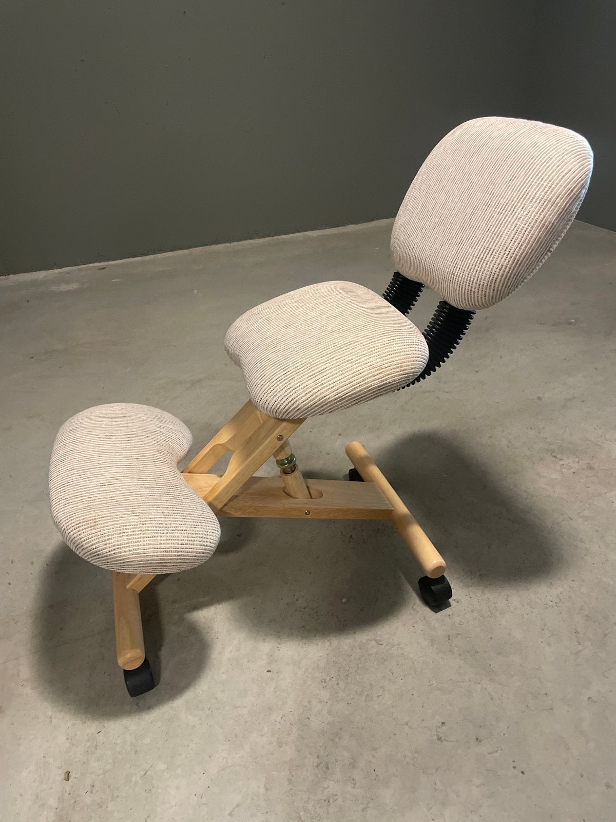 Verstelbare ergonomische kniestoel merk Cinius, Ophalen, Beige, Zo goed als nieuw, Bureaustoel