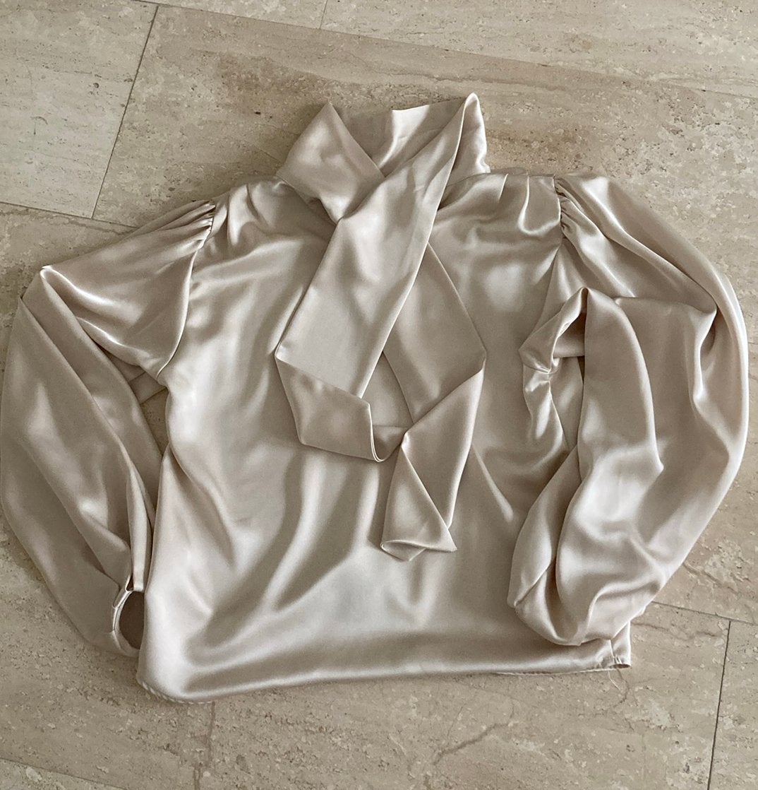 Satijnachtige blouse maat M Lonneke Nooteboom, Kleding | Dames, Ophalen of Verzenden, Nieuw, Maat 38/40 (M), Beige