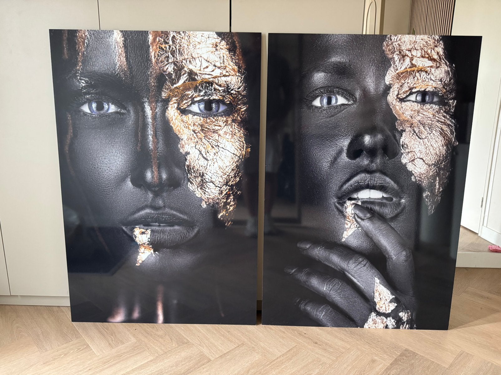 2x plexiglas schilderij 80x120 AluArt Mondiart, Ophalen, Zo goed als nieuw, Schilderij