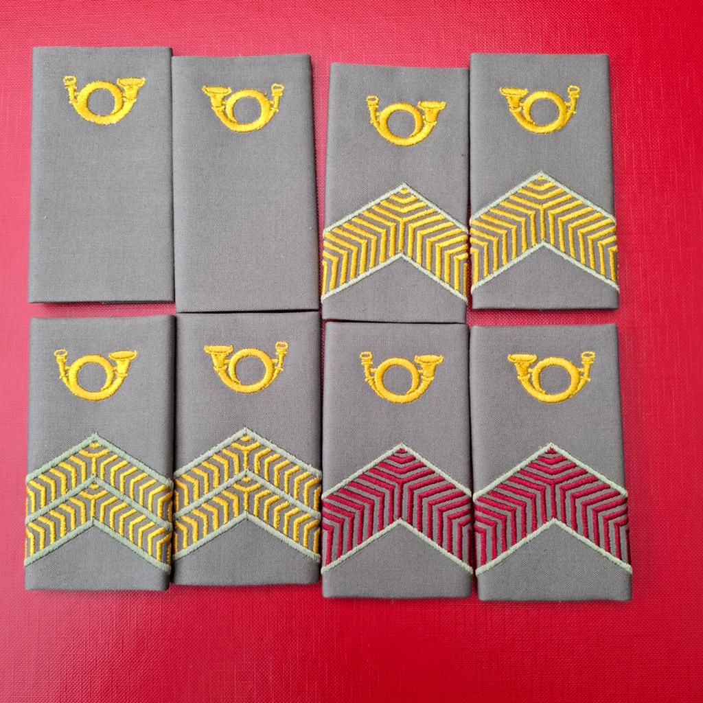 4 sets muziek regenjas dt2000 rangen, Ophalen of Verzenden, Landmacht, Nederland, Embleem of Badge