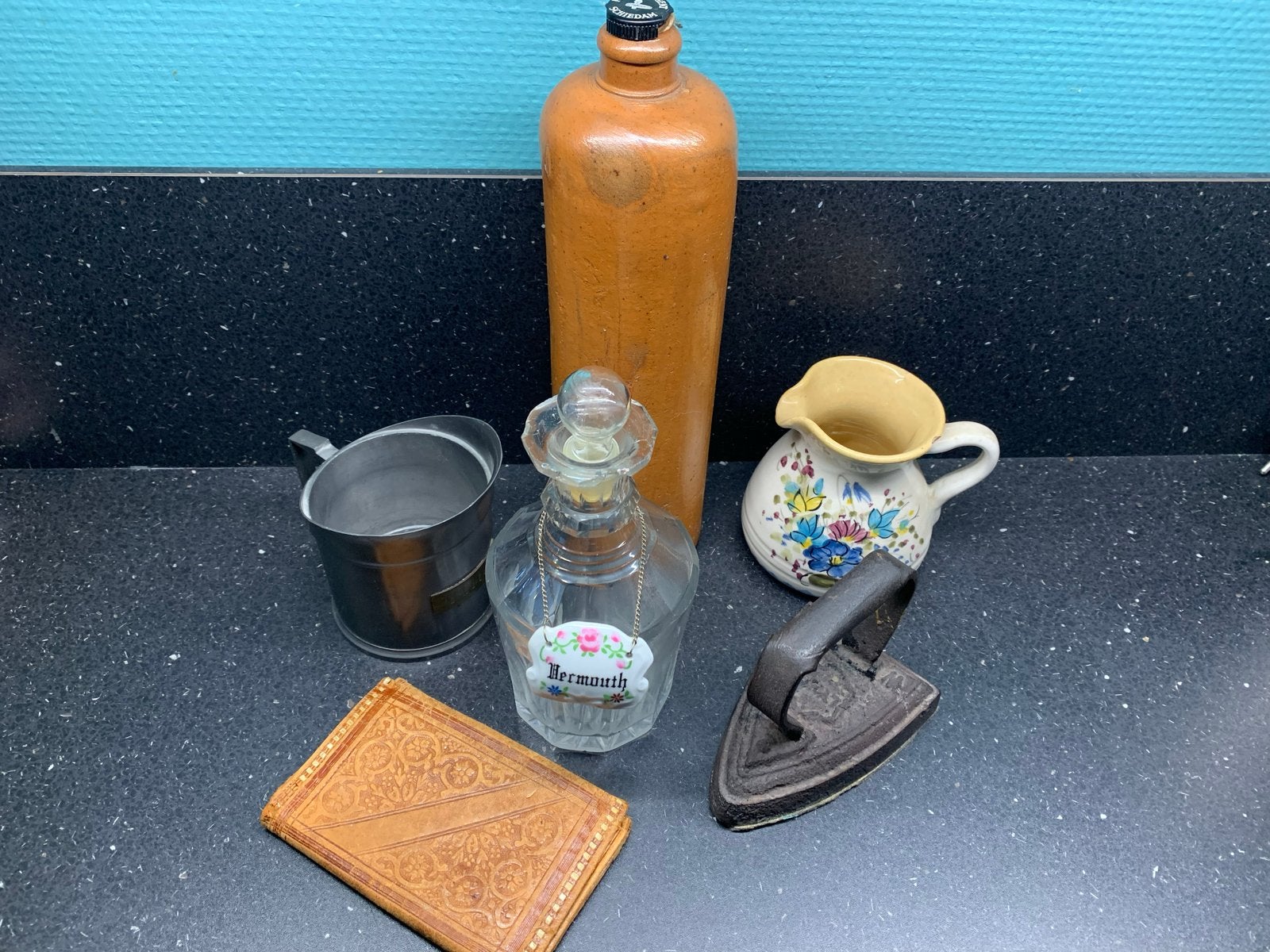 Diverse antieke verzamelobjecten: fles, karaf, strijkijzer, Ophalen of Verzenden