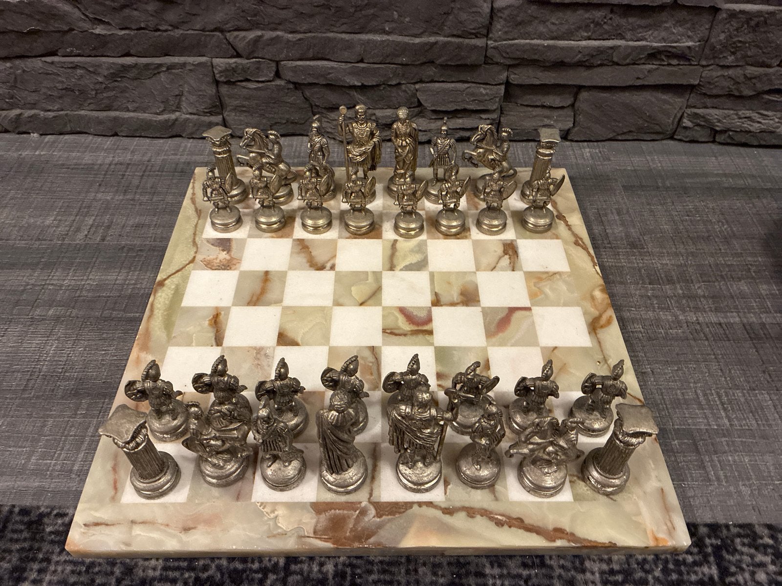 Uniek schaakspel met marmeren bord en metalen stukken, Een of twee spelers, Ophalen, Zo goed als nieuw