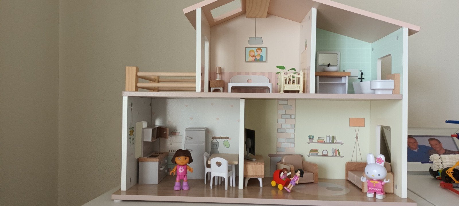 klein Houten Poppenhuis met Meubels en Poppen, Ophalen, Zo goed als nieuw, Poppenhuis