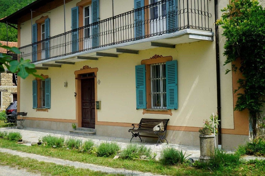 Gerestaureerd huis in Piëmonte Italië te koop, Huizen en Kamers, Buitenland, Woonhuis, Italië, Denice, 170 m²