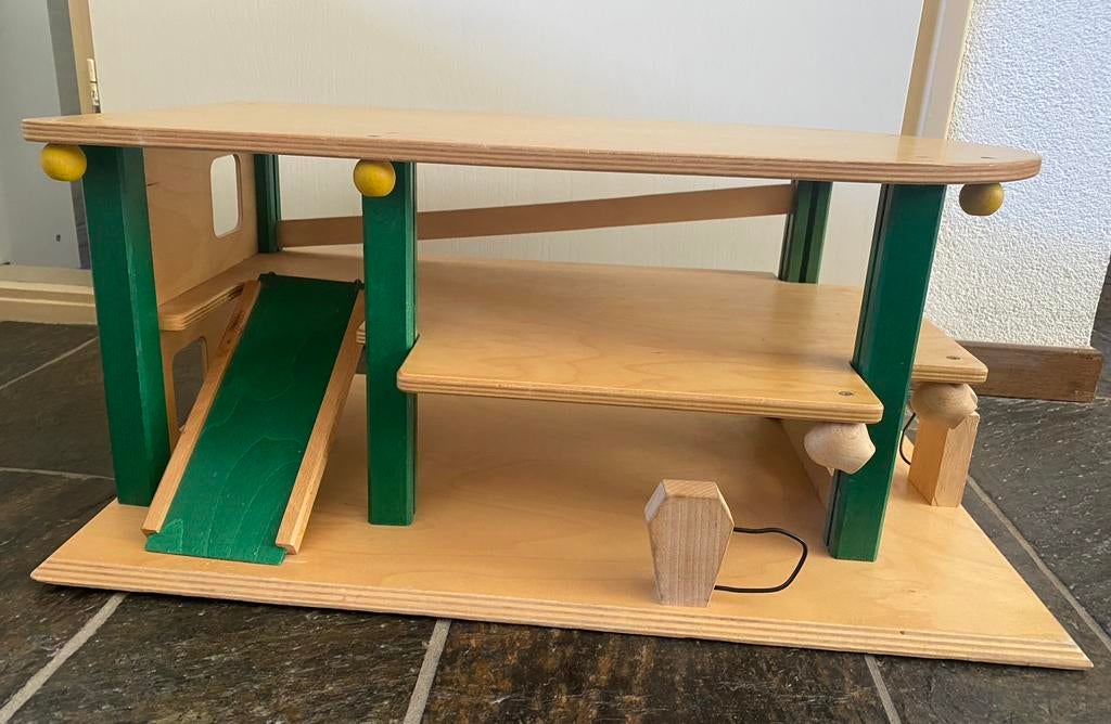 Houten garage. Janbibejan speelgoed 65br x 40d x 28h, Ophalen, Gebruikt, Overige typen