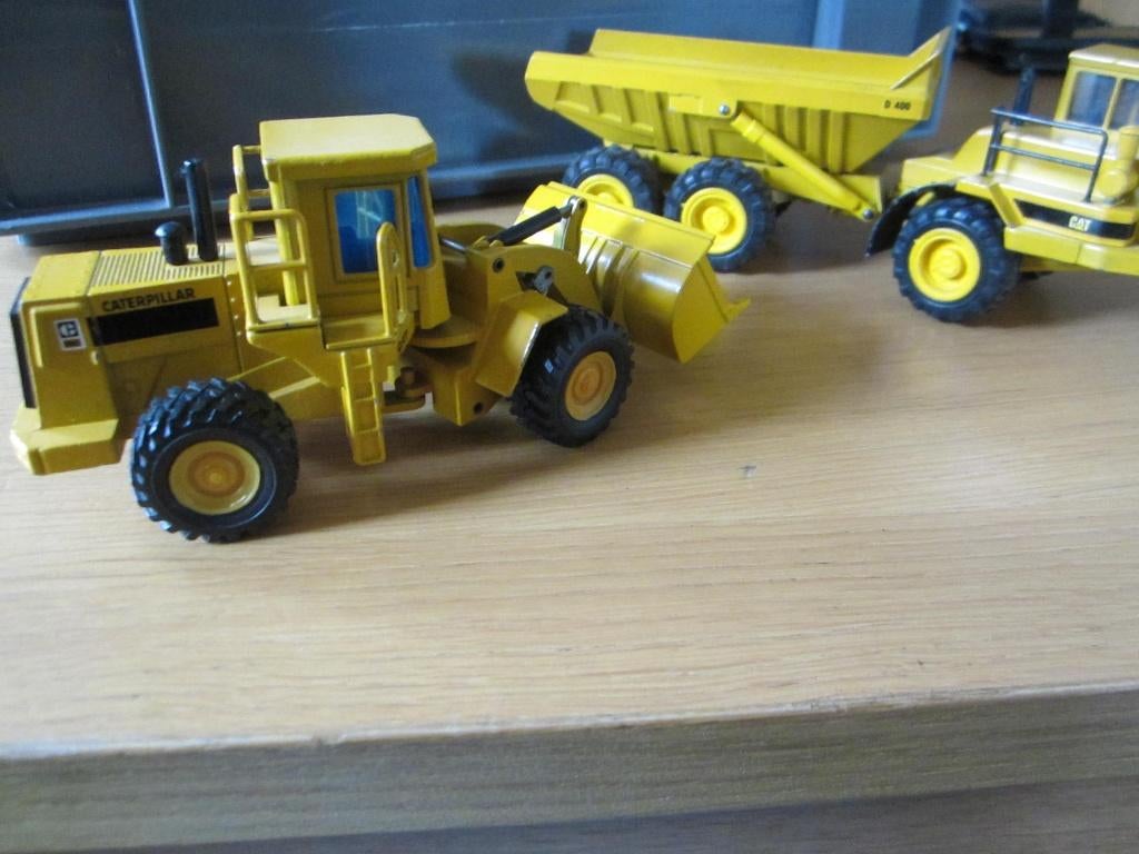 CAT D400+ 966D, Ophalen of Verzenden, Zo goed als nieuw, Bus of Vrachtwagen, NZG