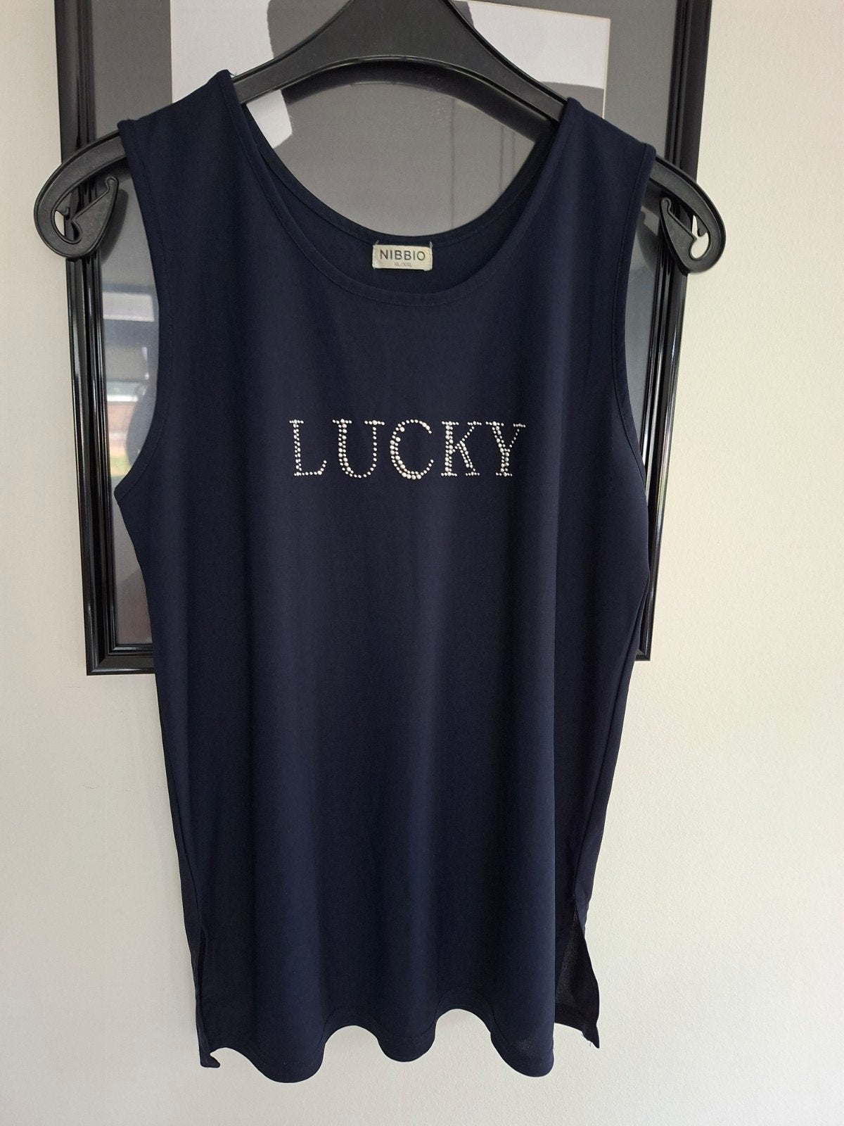 Nieuw Nibbio topje mt M donkerblauw met 'LUCKY' opdruk, Kleding | Dames, Tops, Maat 38/40 (M), Blauw, Nieuw, Ophalen of Verzenden