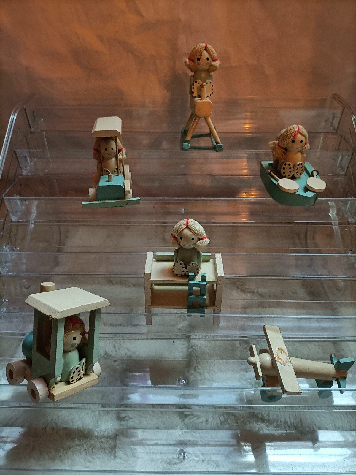 Houten poppetjes met speelgoed - Vintage decoratie, Ophalen of Verzenden, Gebruikt