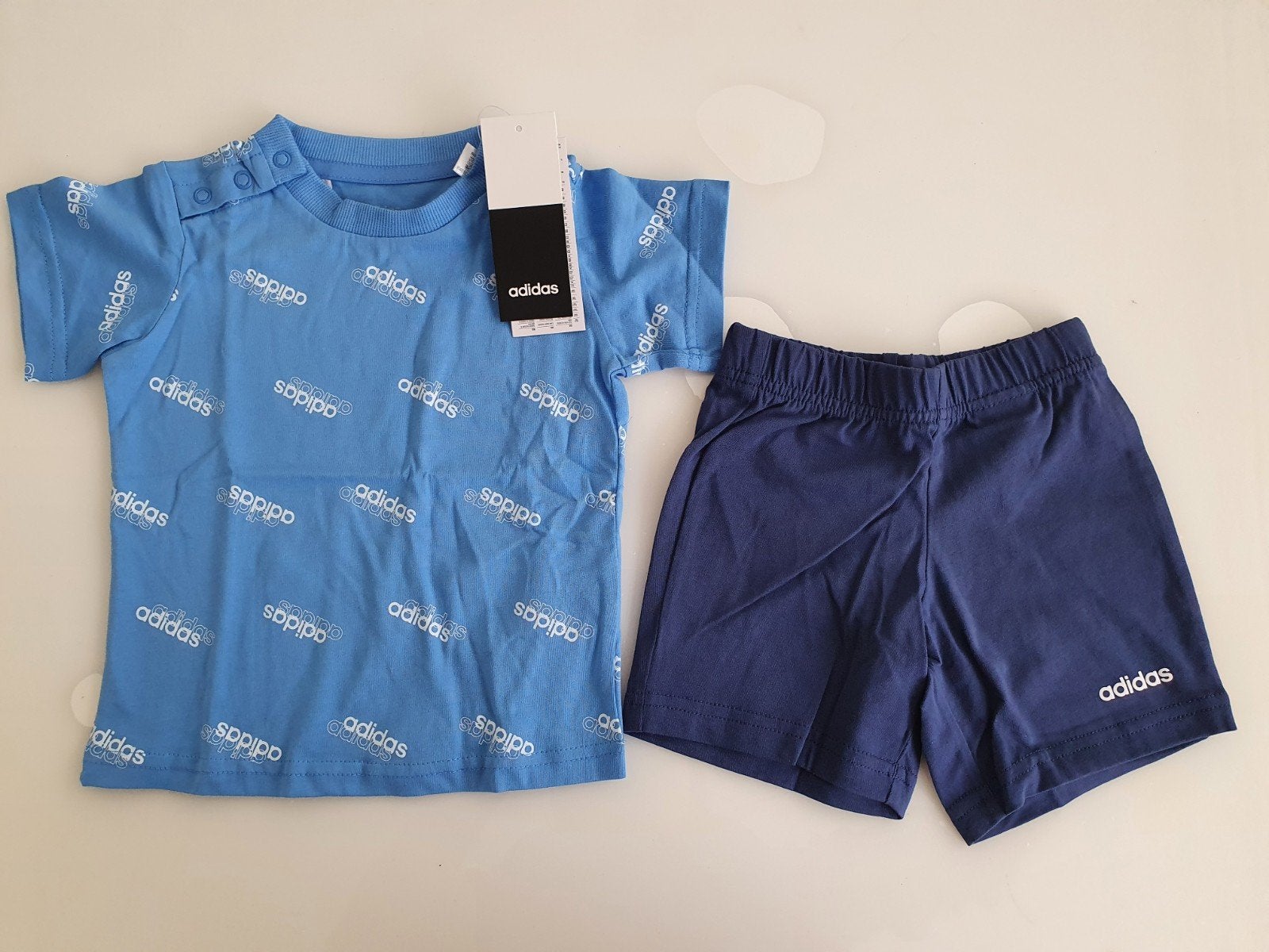 Adidas baby setje: T-shirt en korte broek (nieuw) maat 80, Adidas, Jongetje of Meisje, Nieuw, Ophalen of Verzenden
