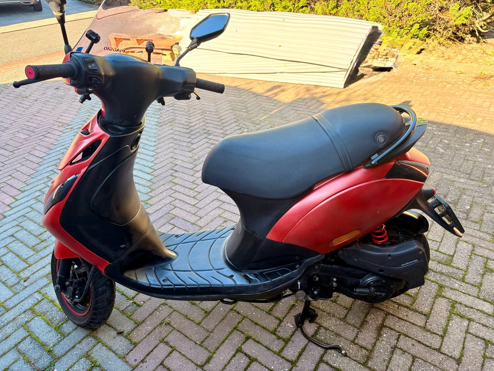 Piaggio Zip 80cc 4T - Goed onderhouden met lichte krasjes, Fietsen en Brommers, Ophalen of Verzenden, Gebruikt, Benzine, Zip