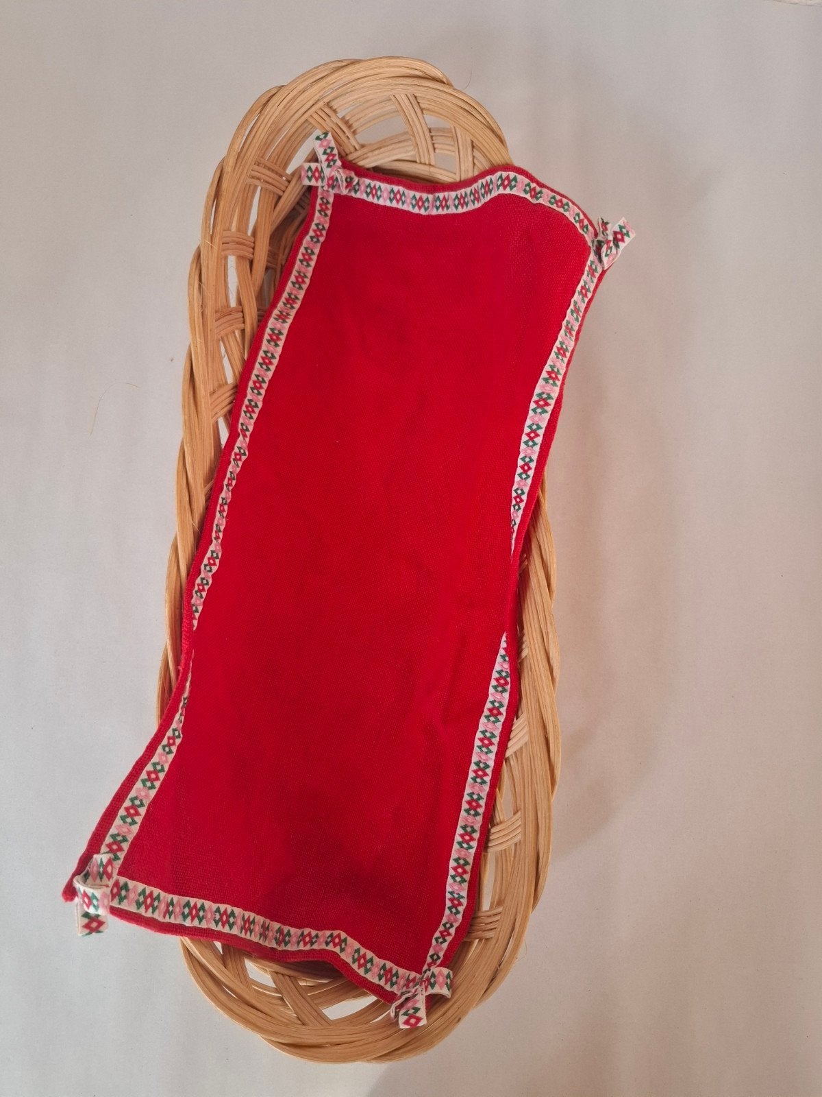 Ovale rieten mand met handgemaakt rood doek, Gebruikt, Gevlochten, Mand, Ophalen of Verzenden