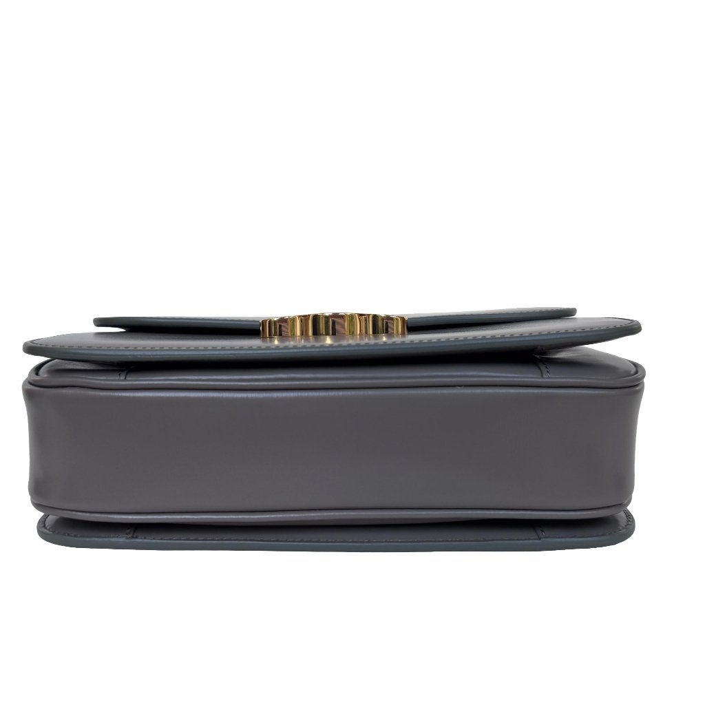 Celine triomphe medium pebble taupe crossbody tas designer image 9
