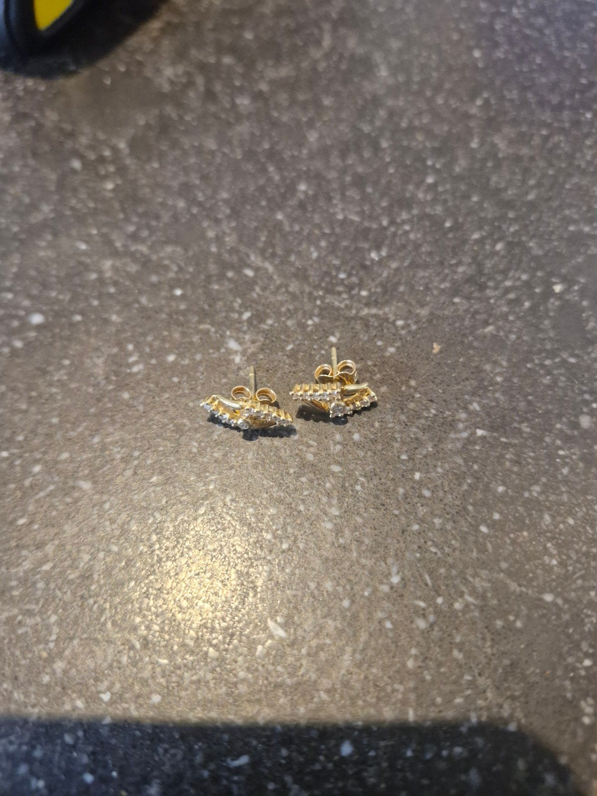 18k Gouden Oorbellen met diamant- 2,12 gram, Sieraden, Tassen en Uiterlijk, Oorbellen, Met kristal, Ophalen of Verzenden, Zo goed als nieuw