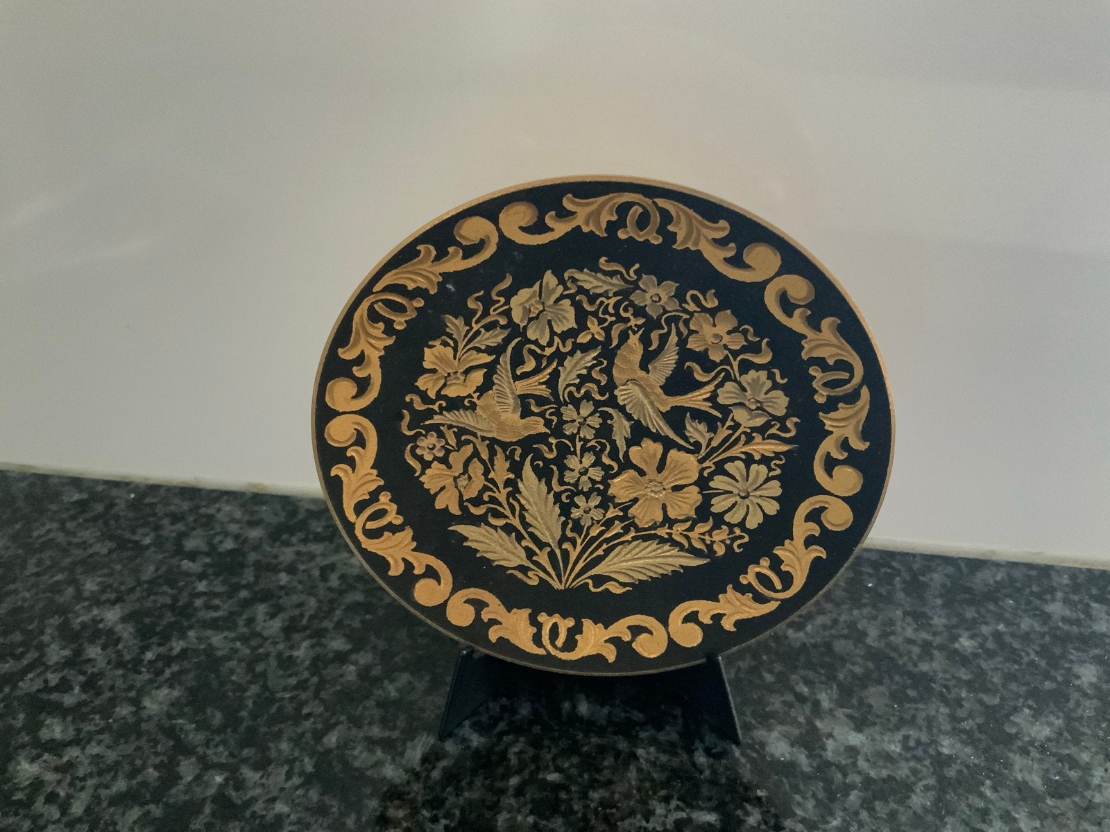 Decoratieve schaal met vogel- en bloemmotief. 9 cm., Ophalen of Verzenden