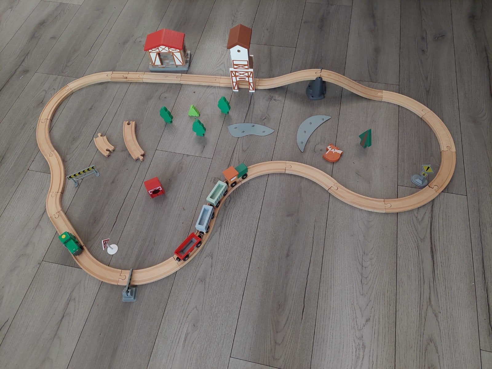 Complete houten treinbaan met accessoires, Kinderen en Baby's, Speelgoed | Houten speelgoed, Ophalen of Verzenden, Gebruikt, Overige typen
