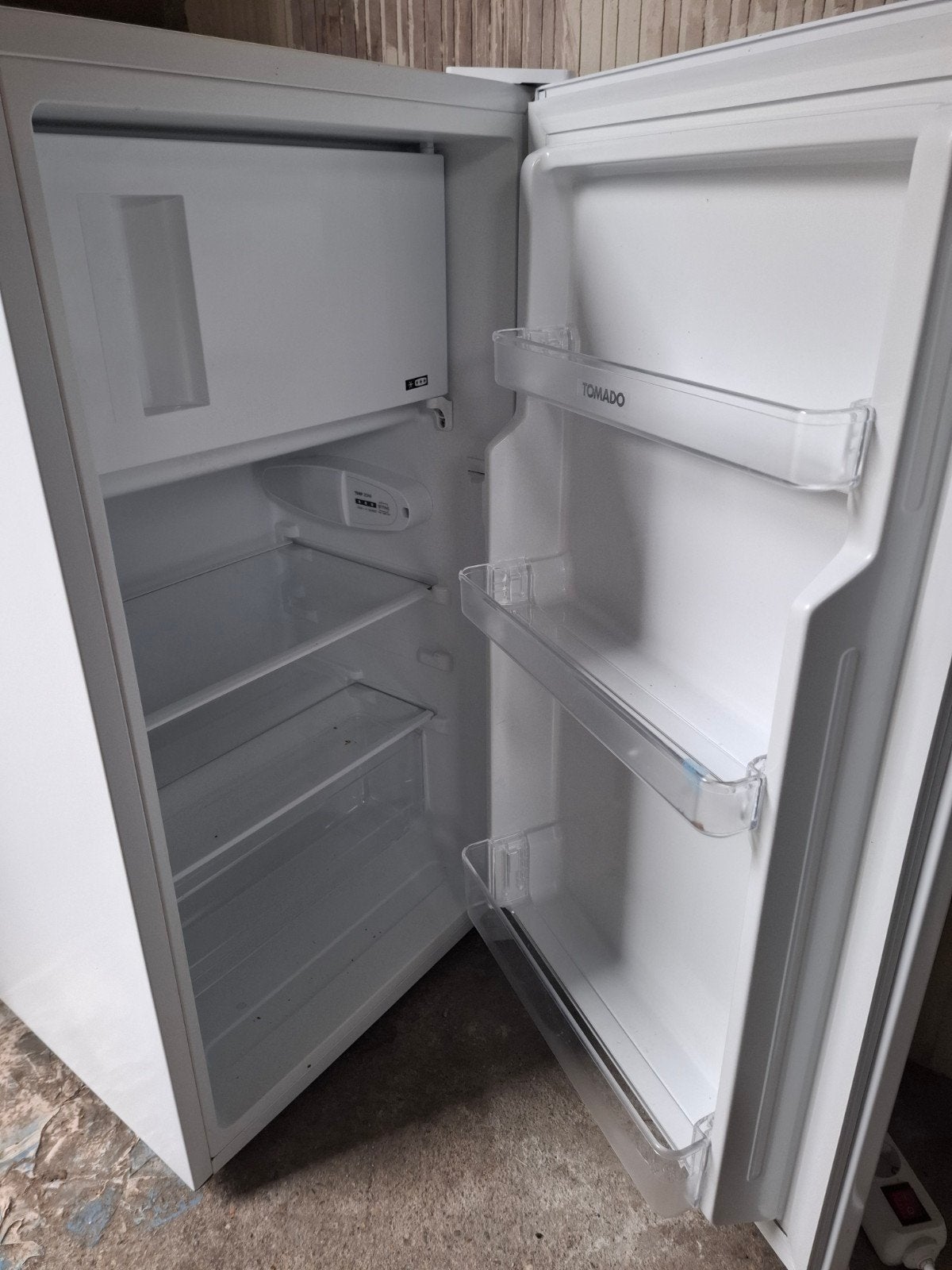 Tomado Koelkast met Vriesvak - Wit, Compact en Efficiënt, Witgoed en Apparatuur, Gebruikt, 100 tot 150 liter, 45 tot 60 cm, Met vriesvak