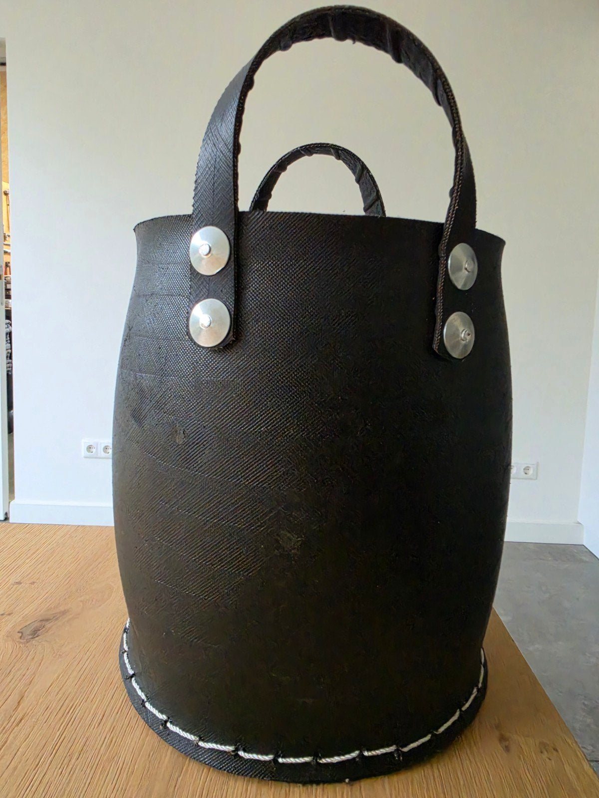 Zwarte mand van gerecycled materiaal met handvatten, Ophalen of Verzenden, Rond, Overige materialen