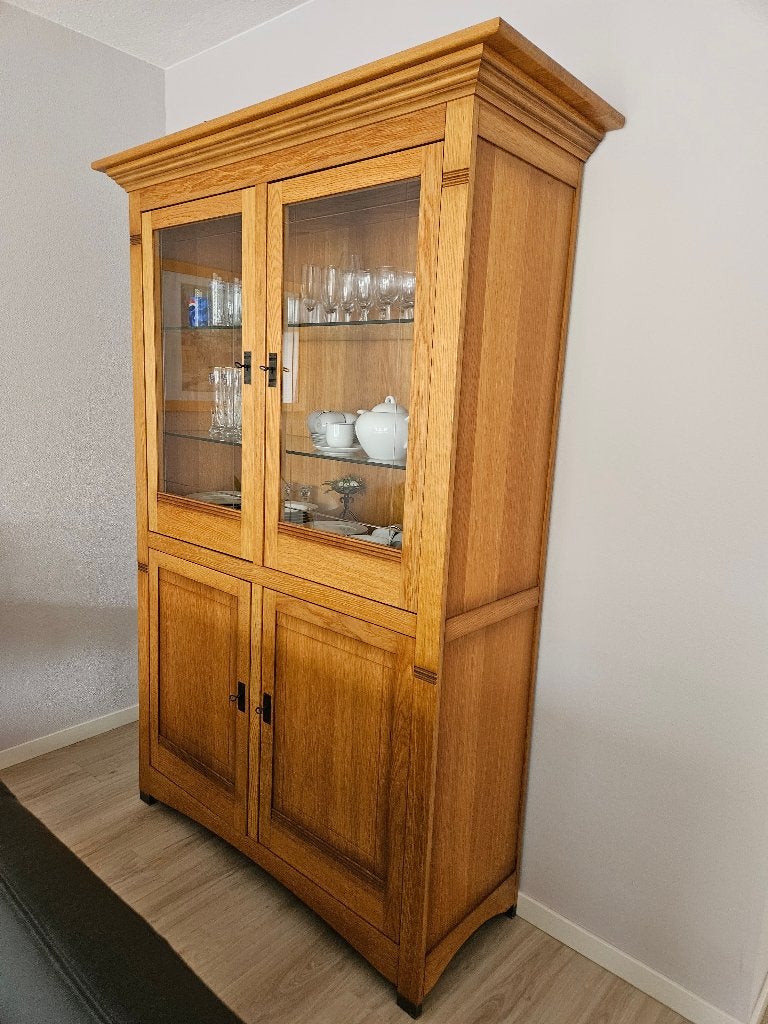 Foto 3 van Mooie, massief licht eiken buffetkast/ servieskast met glaze