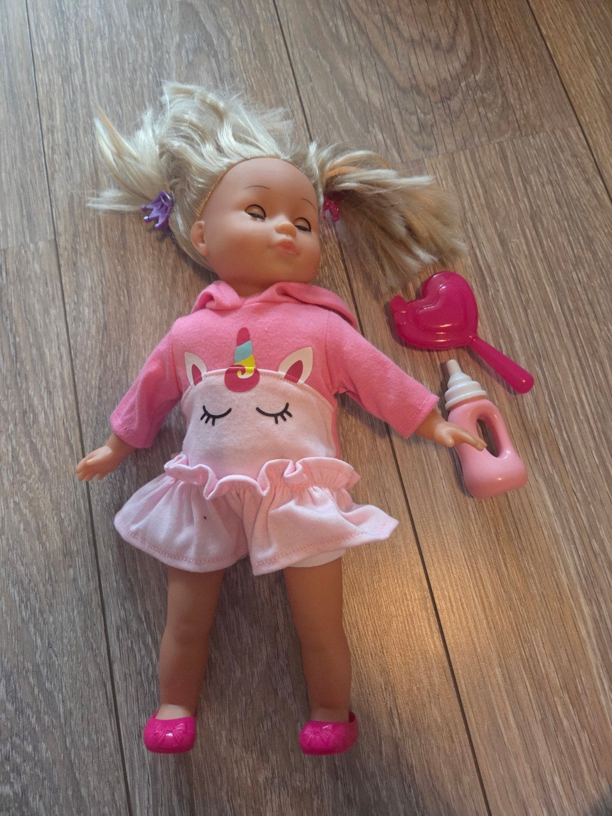Babypop met eenhoorn outfit en accessoires, Ophalen of Verzenden, Gebruikt, Babypop