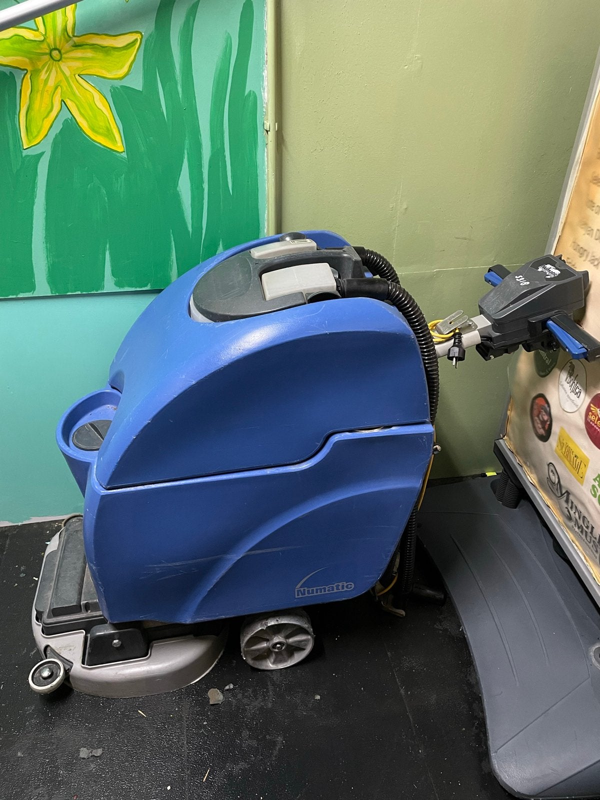 Vloerschrobmachine met accu, nieuw wiel en extra schijven, Ophalen of Verzenden, Gebruikt, Schrobmachine