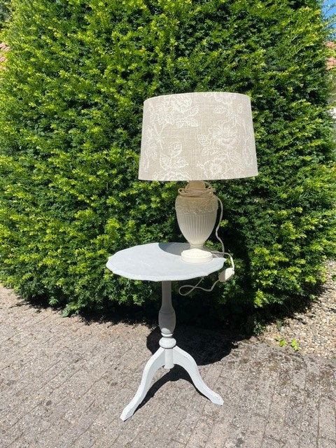 vintage grijs klassiek bijzettafeltje + Wedgwood Lamp /Kap, Antiek en Kunst, Ophalen