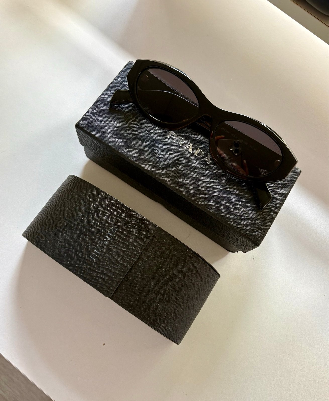 Originele Prada Zonnebril SPR26Z, Sieraden, Tassen en Uiterlijk, Zonnebrillen en Brillen | Dames, Zonnebril, Prada, Zwart, Ophalen of Verzenden