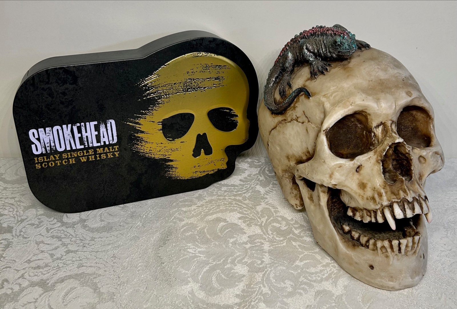Decoratieve schedel met hagedis en Smokehead blik, Ophalen of Verzenden, Zo goed als nieuw
