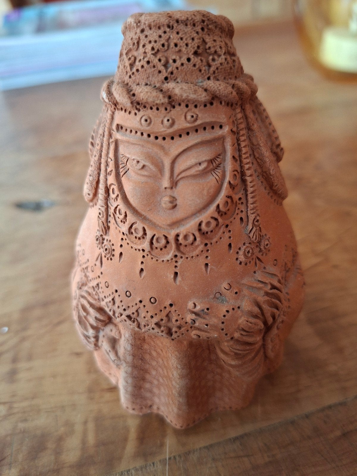 Handgemaakt terracotta vrouwfiguurtje., Ophalen of Verzenden