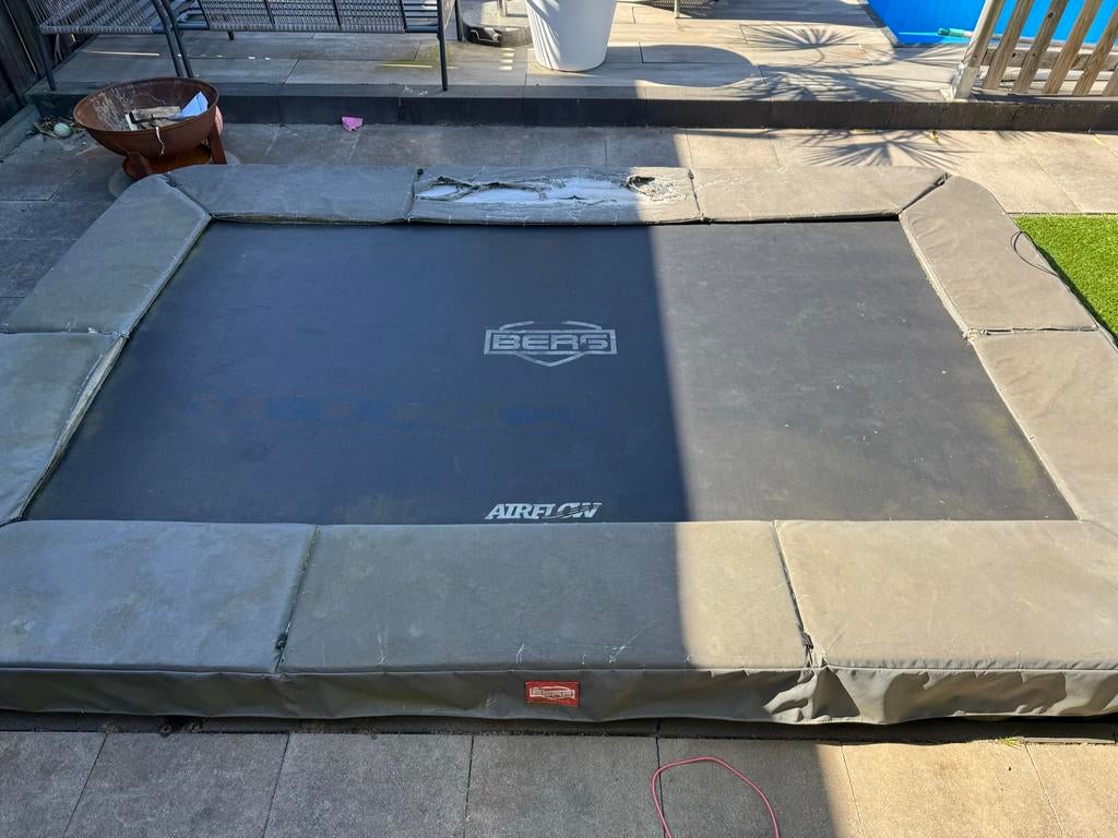 Berg trampoline 330x220cm, Ophalen, Gebruikt