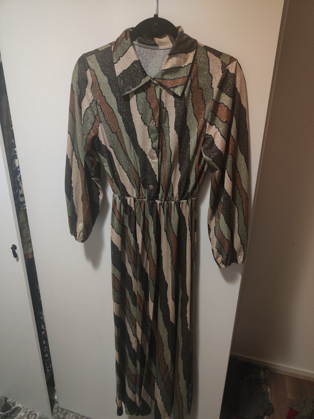 Gestreepte maxi jurk met lange mouwen, Kleding | Dames, Jurken, Maat 38/40 (M), Overige kleuren, Ophalen of Verzenden, Onder de knie