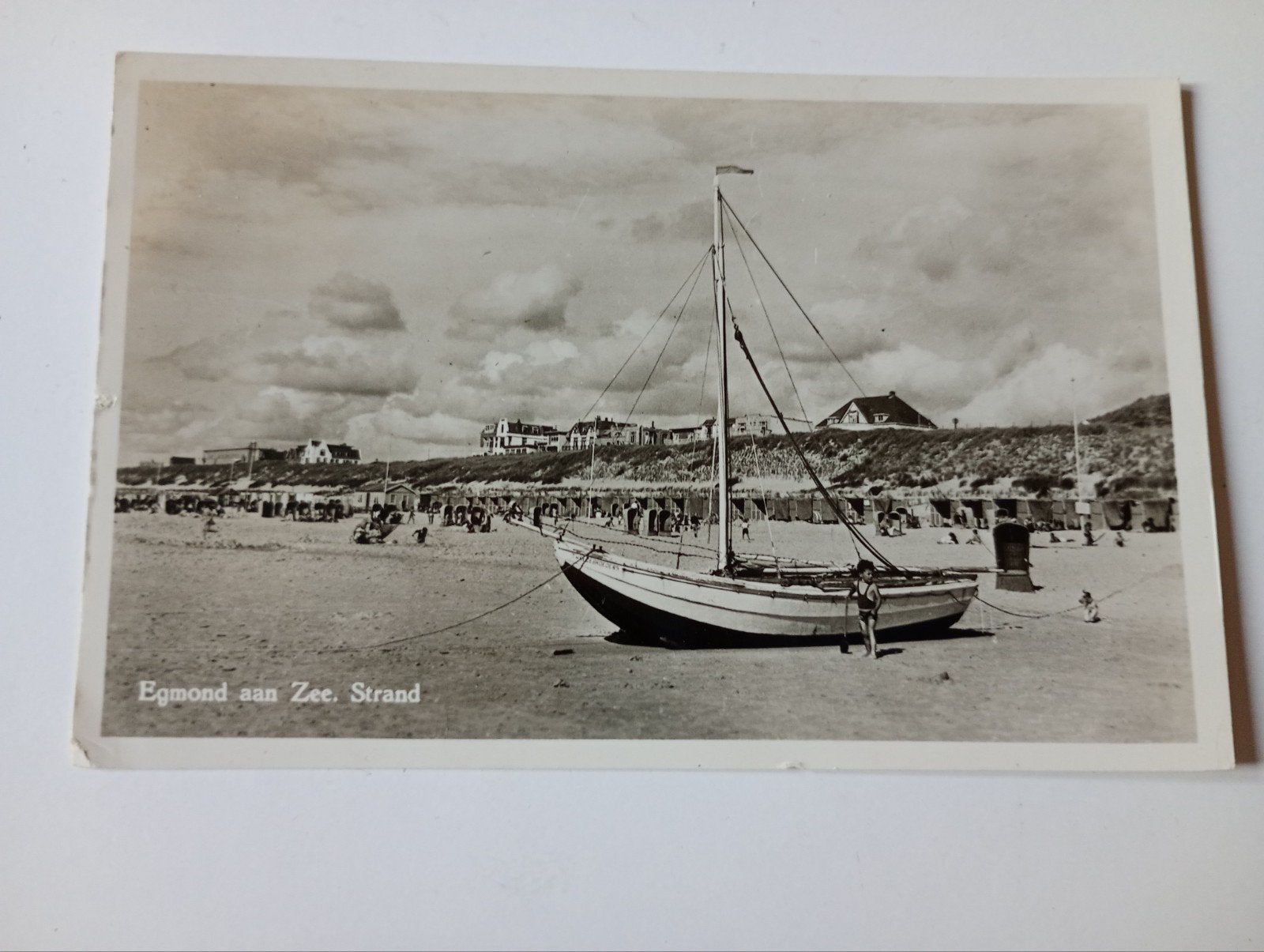 Egmond aan Zee Strand met Boot 1952, Ophalen of Verzenden, 1940 tot 1960, Gelopen, Noord-Holland