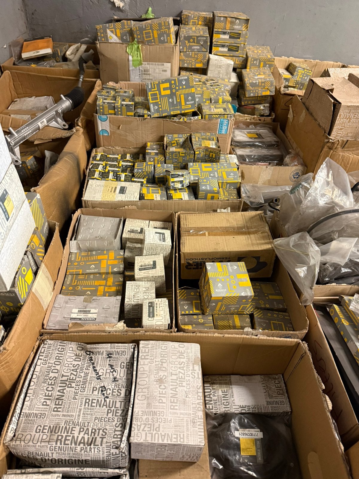 GARAGE UITVERKOOP ORIGINELE RENAULT-DACIA ONDERDELEN, Ophalen, Renault