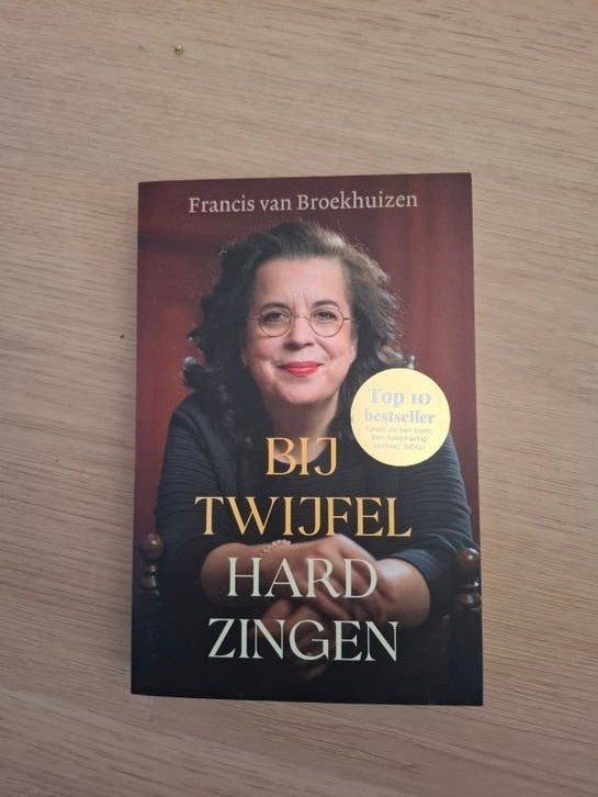 Bij twijfel hard zingen van Francis van Broekhuizen, Ophalen of Verzenden, Zo goed als nieuw