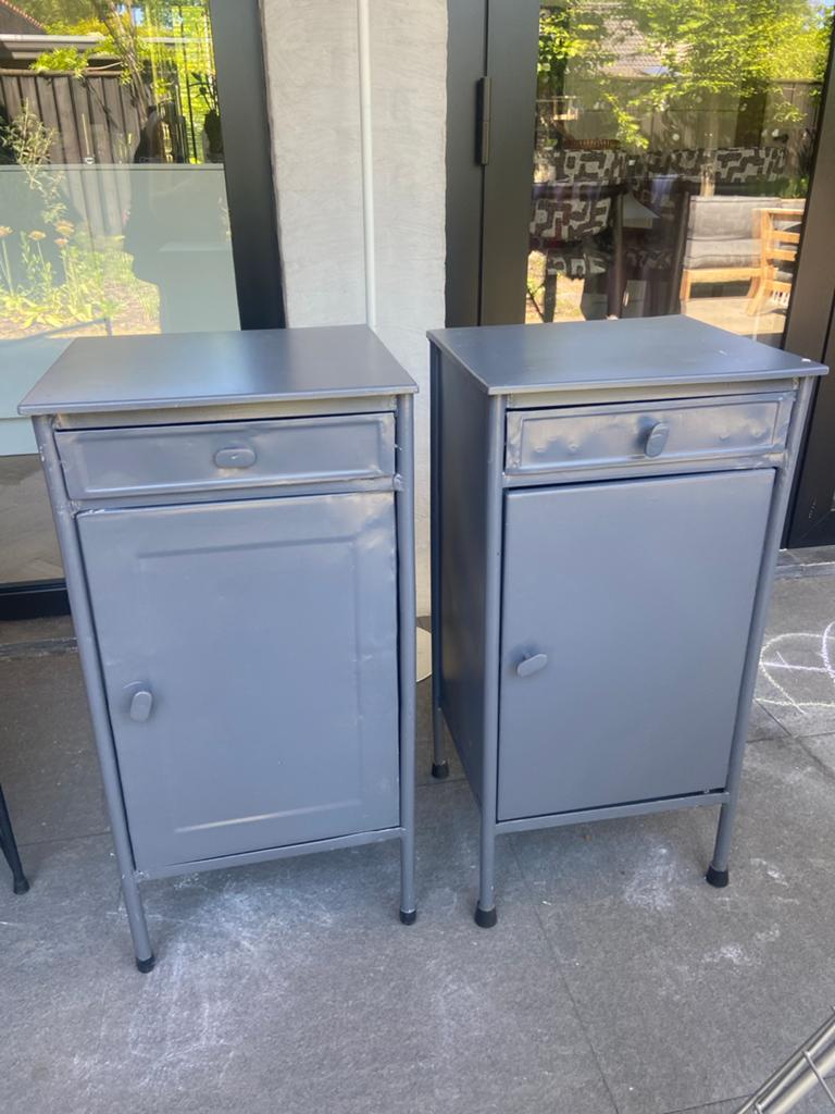 Metalen kastjes (leger medicijnkastjes) - 2 stuks, Huis en Inrichting, Slaapkamer | Nachtkastjes, Gebruikt, 70 cm of meer, Minder dan 45 cm