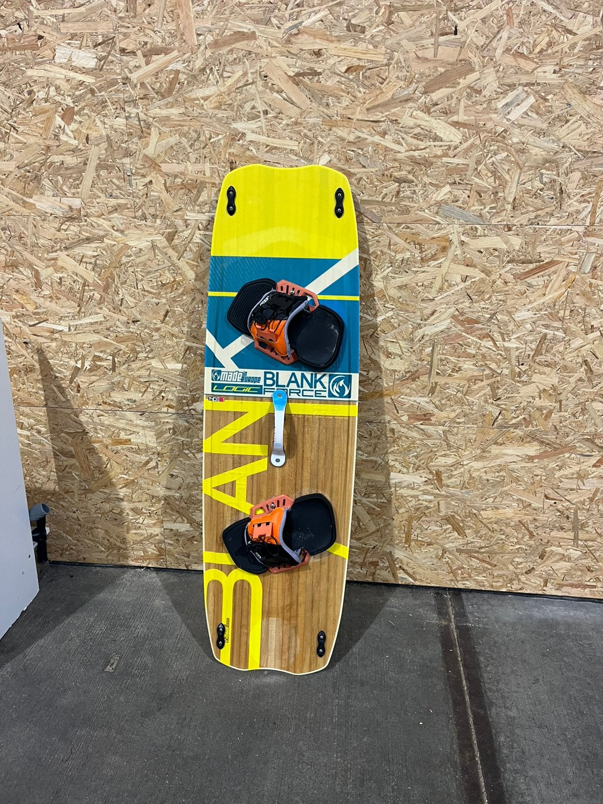 Blank force twintip kiteboard 140x41,5cm inclusief bindingen, Watersport en Boten, Kitesurfen, Twintip, Ophalen of Verzenden, Gebruikt