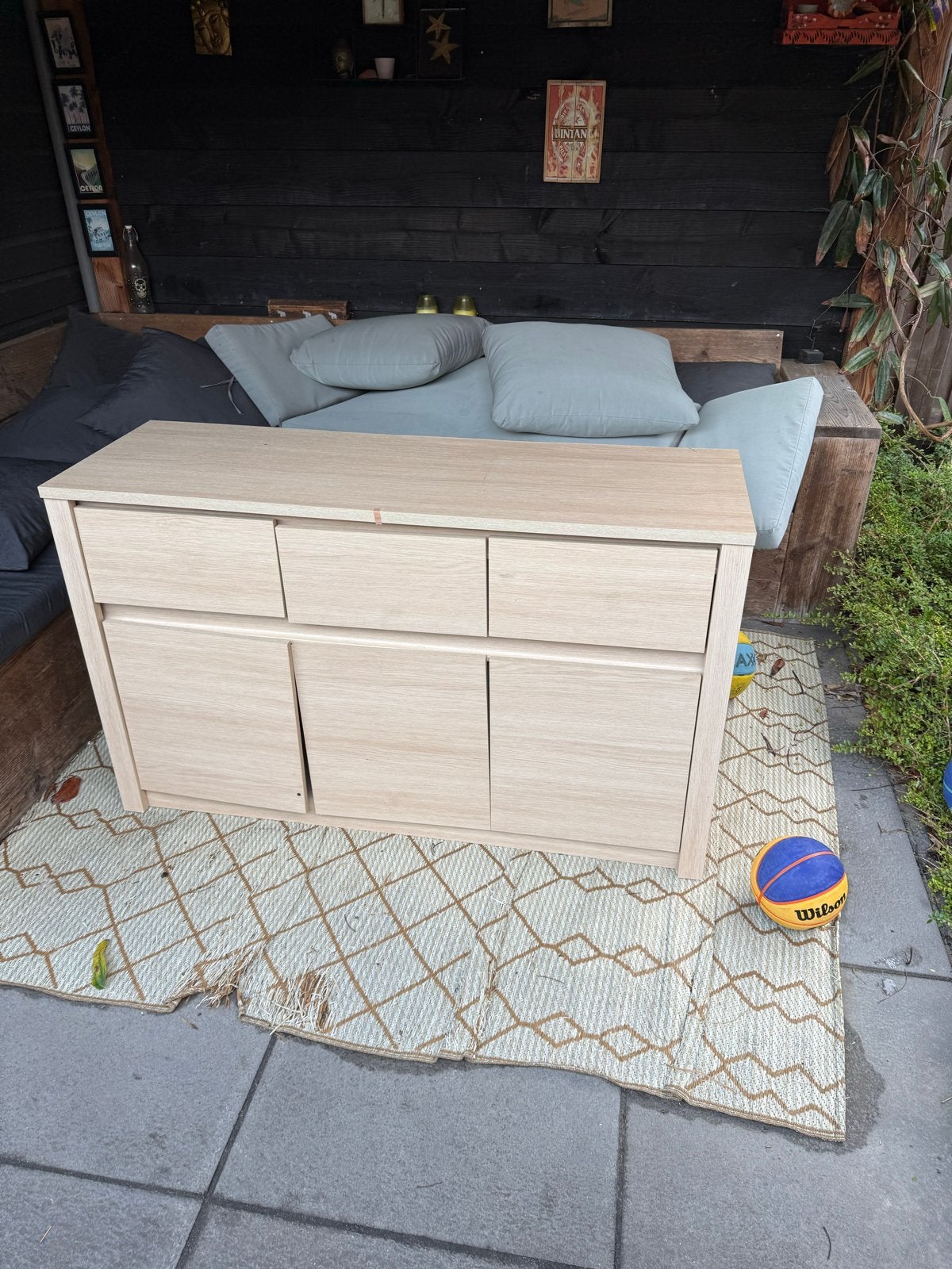 Lichte houten kast met lades en deuren