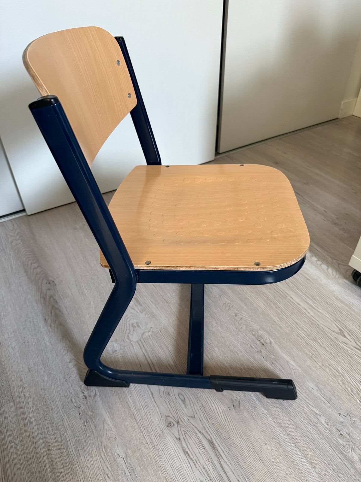 houten stoel met metalen frame, zithoogte ong. 35 cm hoog, Ophalen, Gebruikt, Blauw, Eén