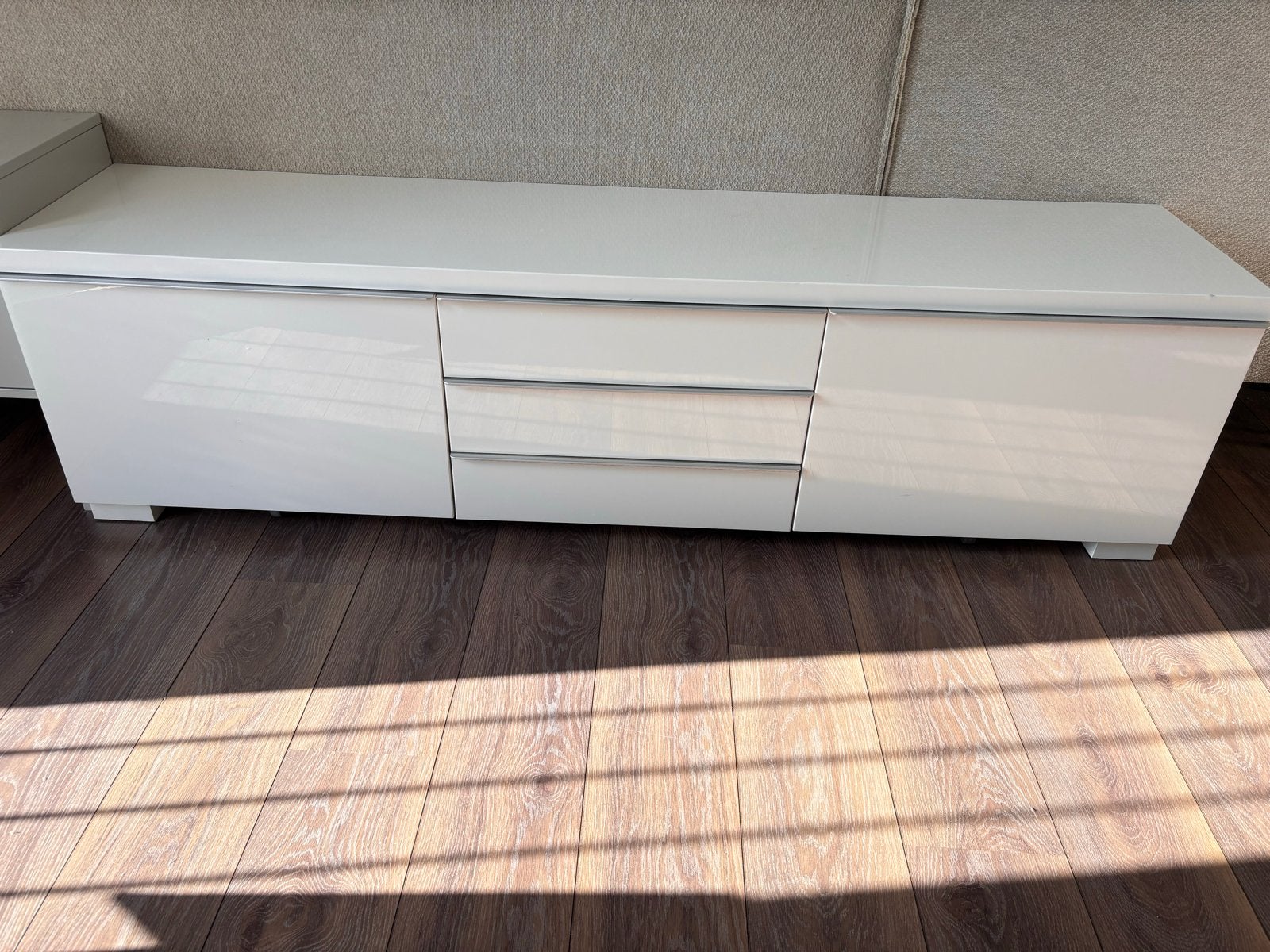 Moderne witte tv-kast met lades en deuren 180x45, Huis en Inrichting, Ophalen, Kunststof, 150 tot 200 cm, Zo goed als nieuw