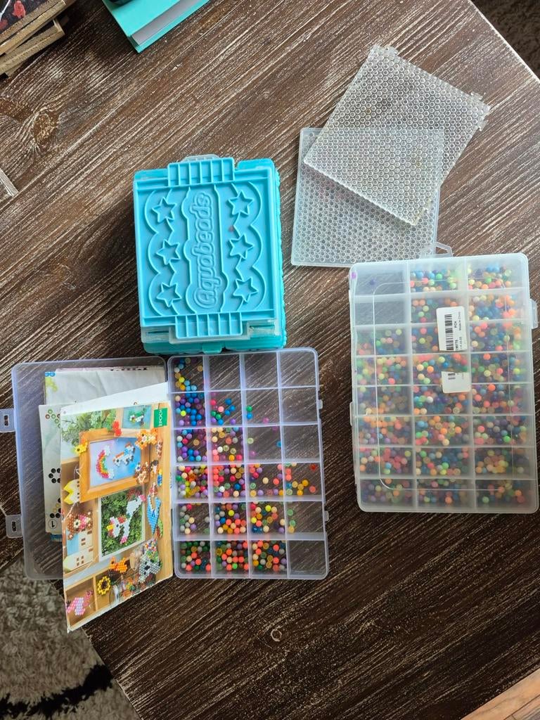 Aquabeads Knutselset met veel kralen en accessoires, Gebruikt, Meerkleurig, Ophalen of Verzenden, Kunststof