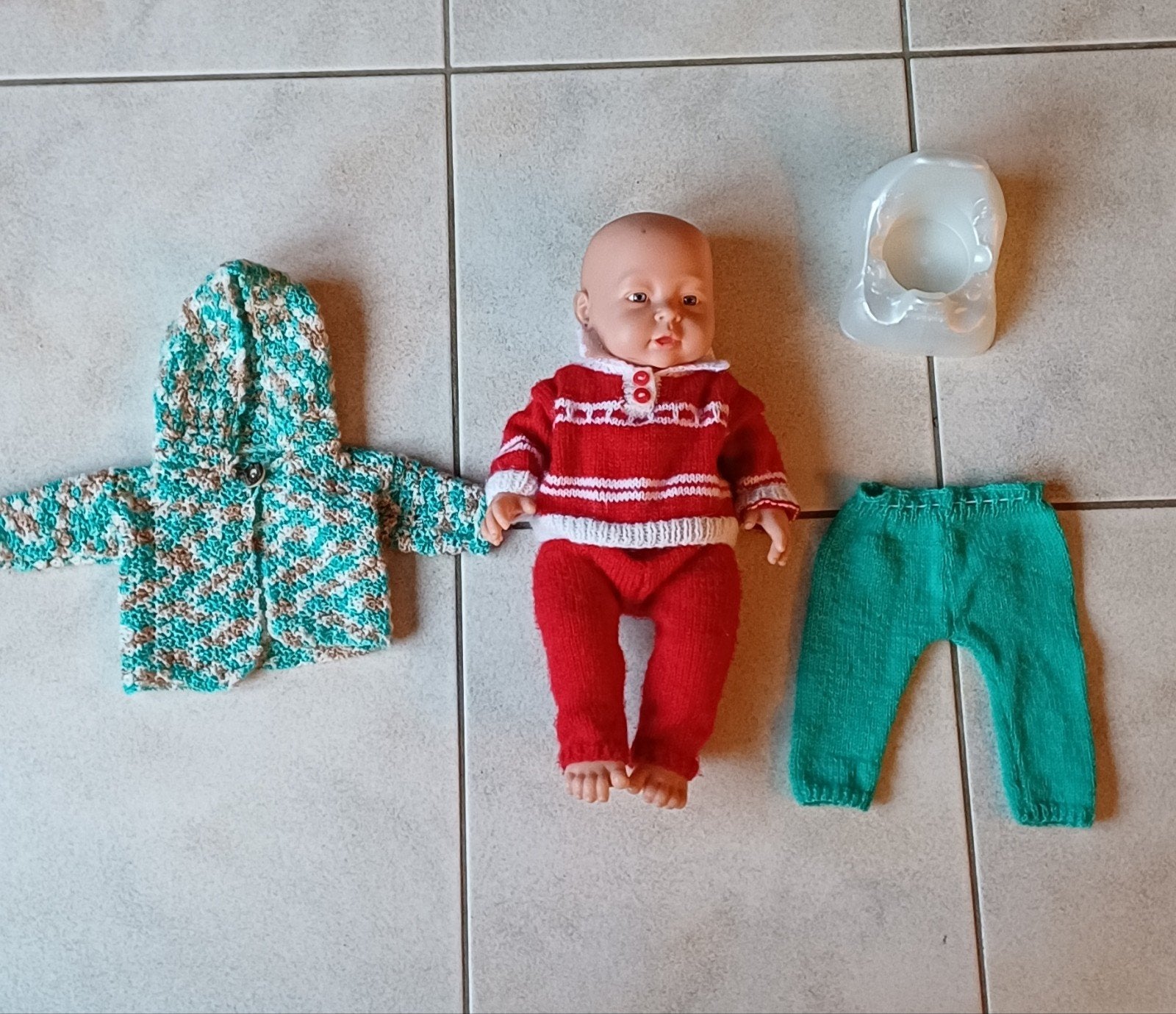 Babypop met 2 setjes kleding en poppentoilet, Ophalen, Zo goed als nieuw, Babypop