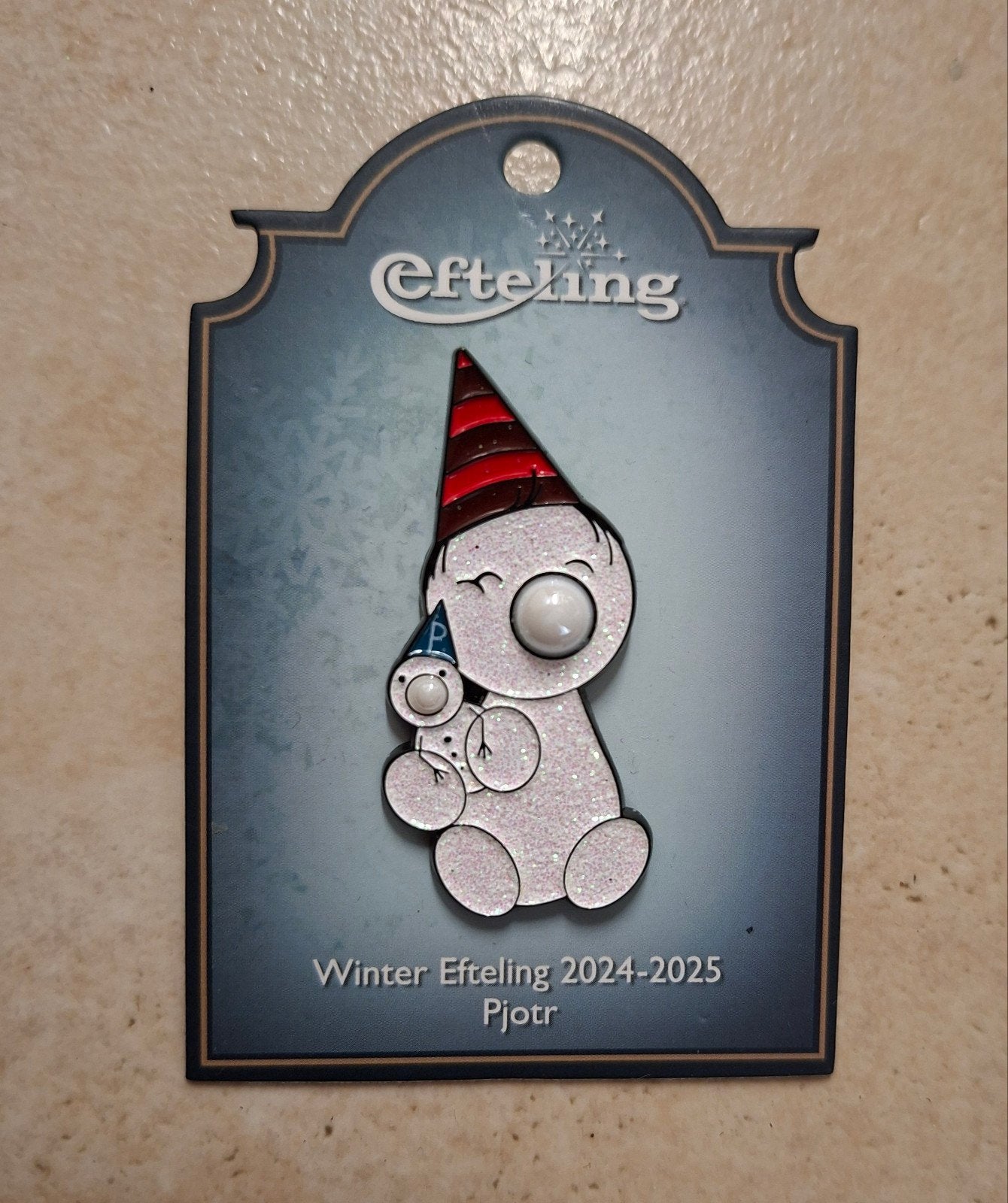 Efteling pin 2024-2025 Pjotr met kleintje Winter, Verzamelen, Efteling, Ophalen of Verzenden, Nieuw, Button of Speldje