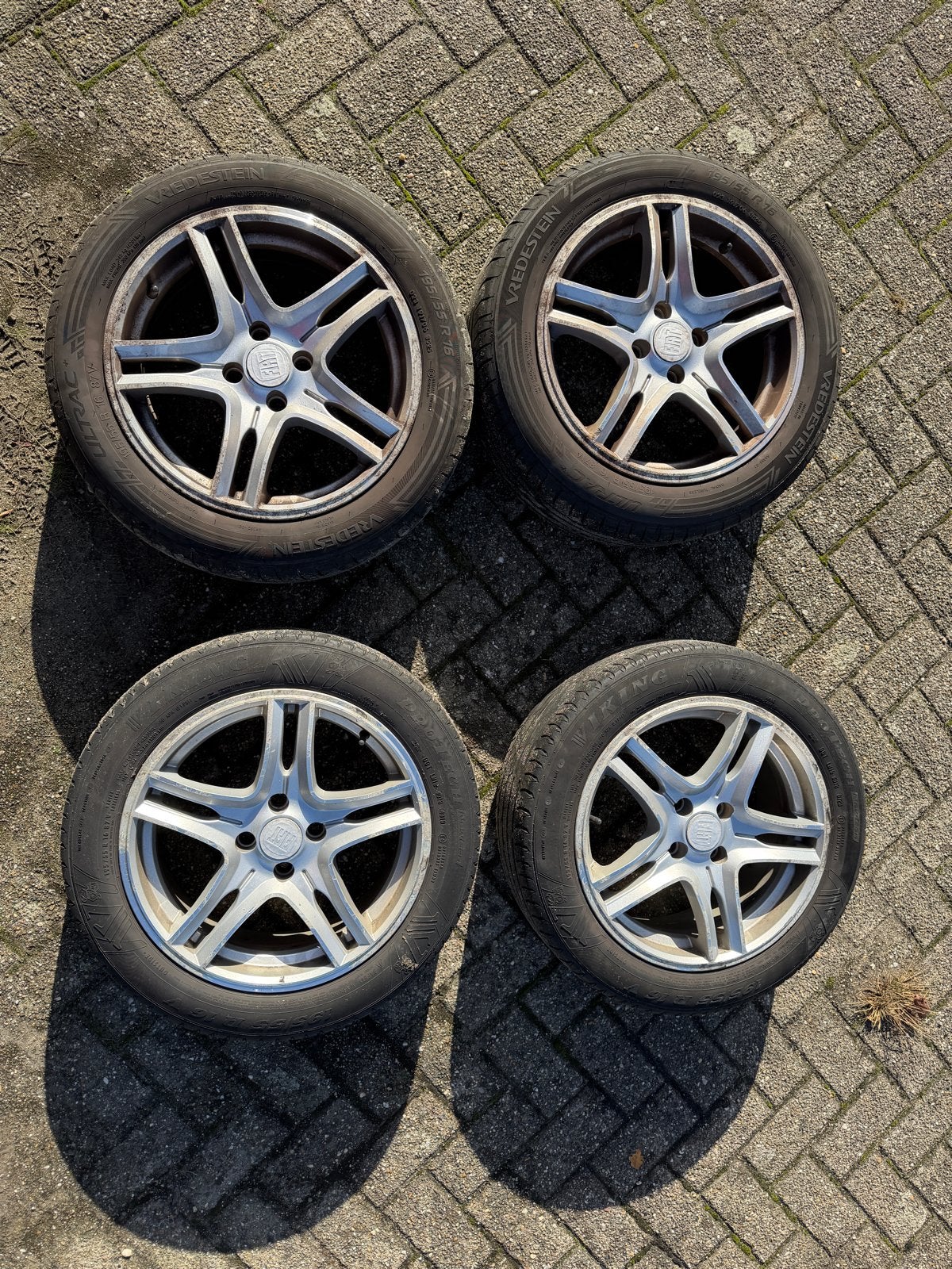 Velgen met 2 nieuwe Vredestein banden 195/55 R16 4x98, Auto-onderdelen, Ophalen, Gebruikt, 16 inch, Banden en Velgen