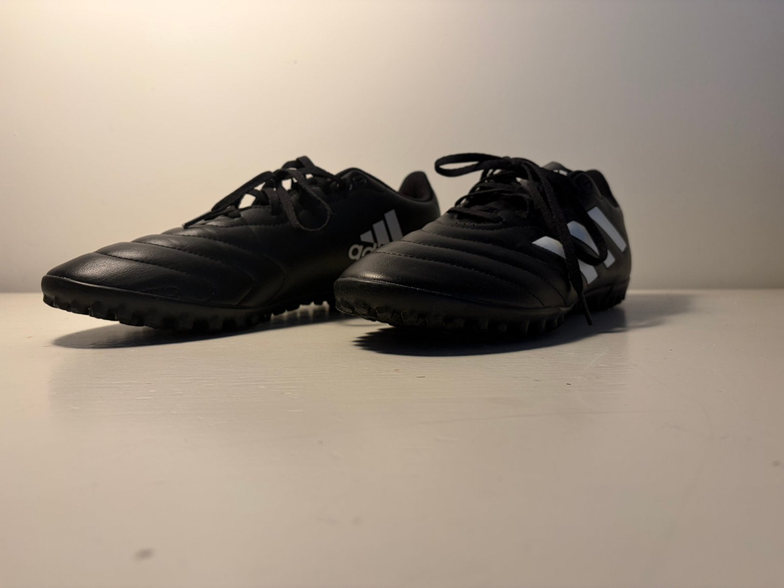 Adidas Voetbalschoenen voor op kunstgras, Ophalen of Verzenden, Zo goed als nieuw, Sportschoenen, Zwart