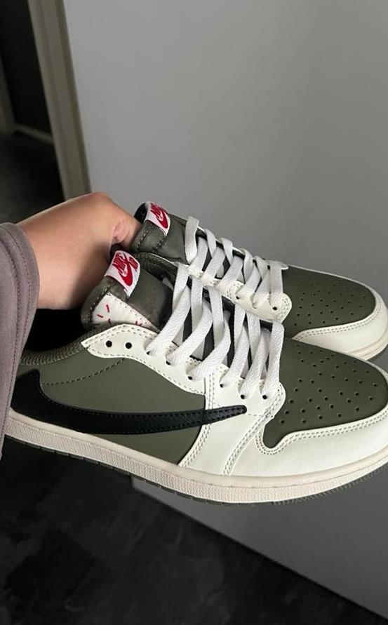 Travis Scott Dunk Low Medium Olive, Kleding | Heren, Schoenen, Overige kleuren, Nieuw, Ophalen of Verzenden, Sneakers of Gympen