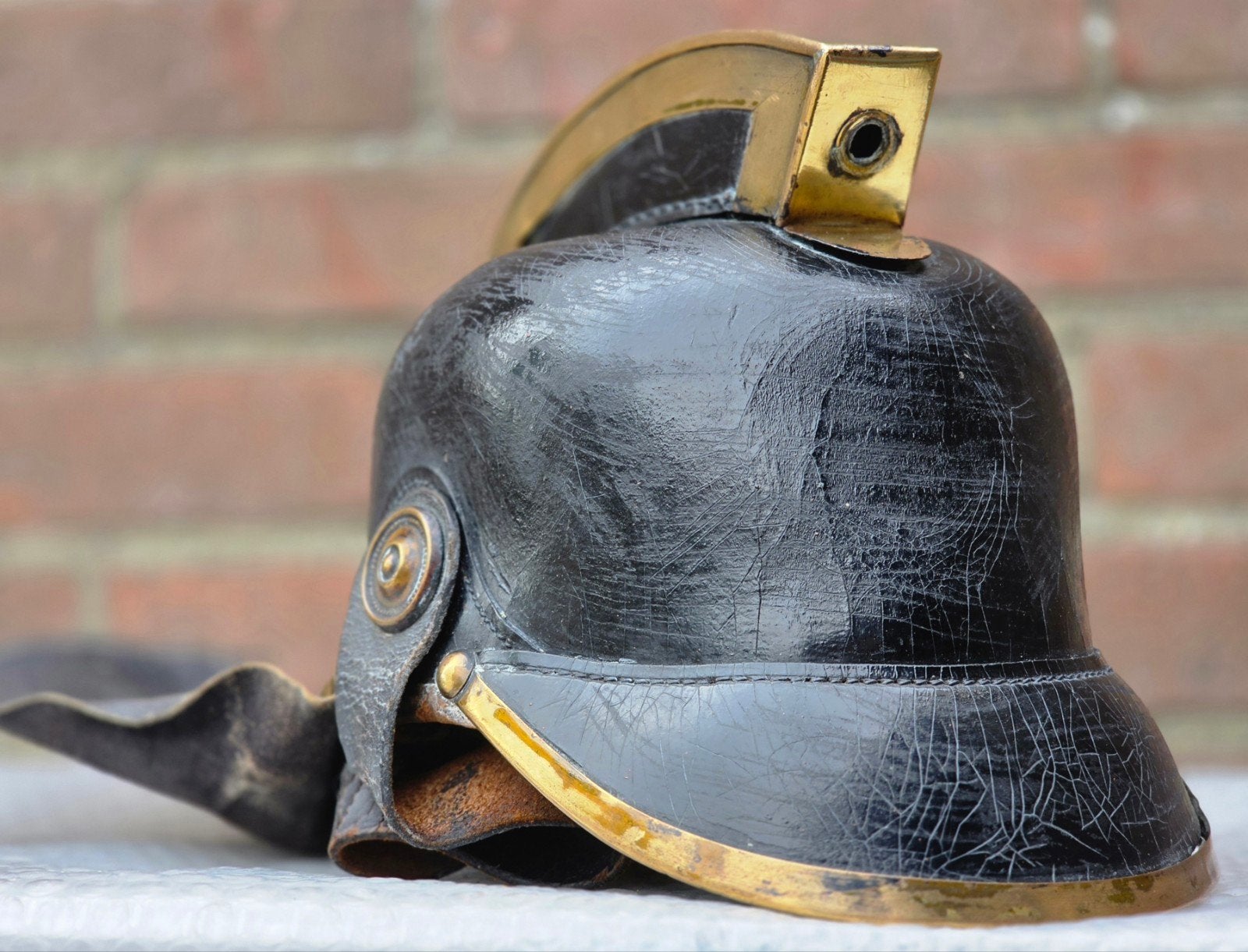 Brandweerhelm brandweer Nederland lederhelm Regio Limburg, Ophalen of Verzenden, Landmacht, Nederland, Embleem of Badge