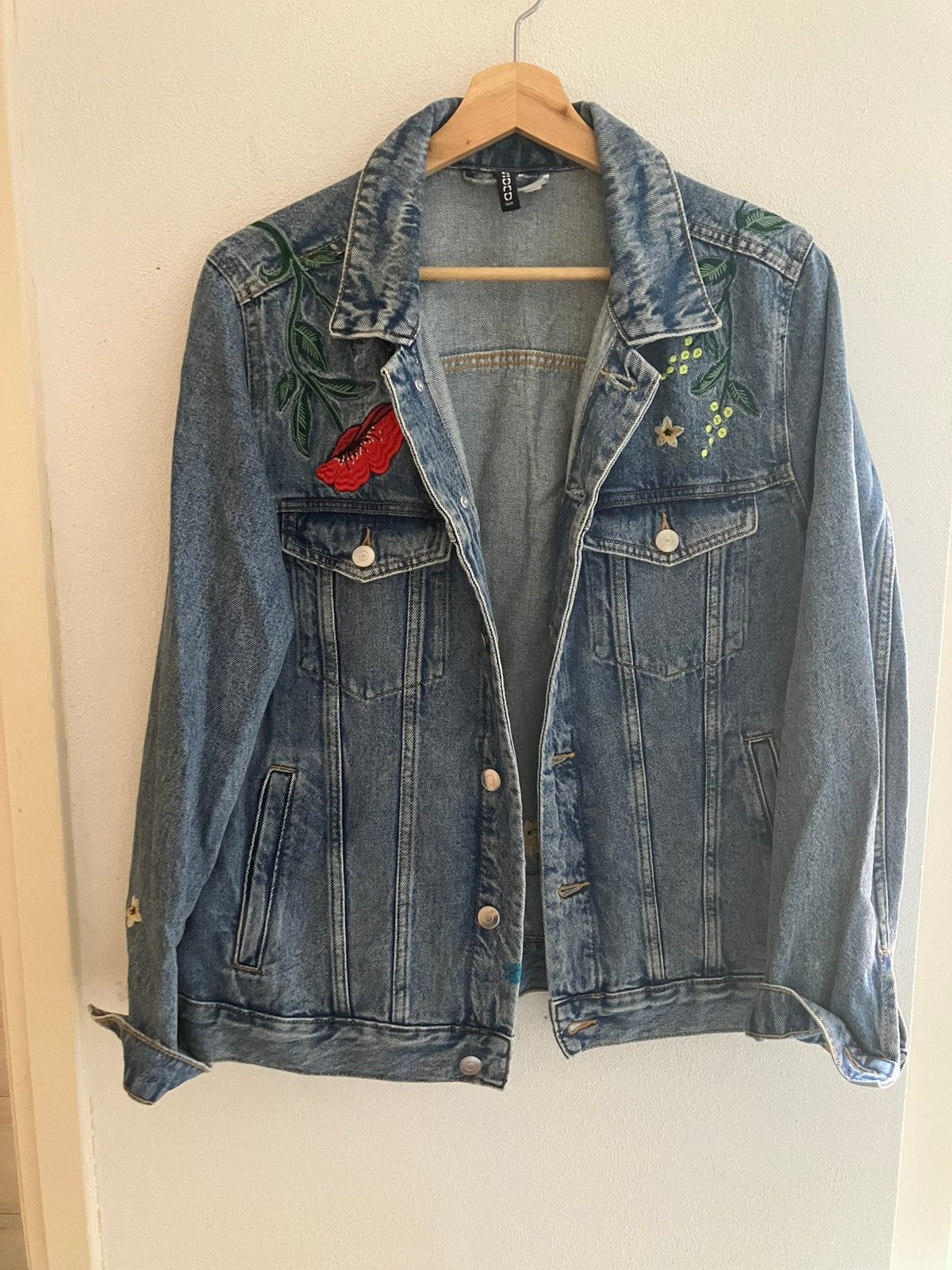 Spijkerjas met geborduurde bloemen, Ophalen of Verzenden, Zo goed als nieuw, Blauw