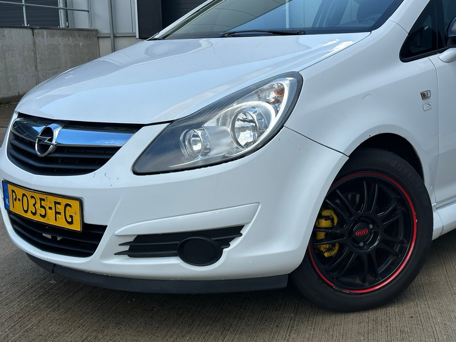 Opel Corsa 1.2 16V 3D 2009 Wit, Auto's, 450 kg, 40 €/maand, Zwart, 4 cilinders
