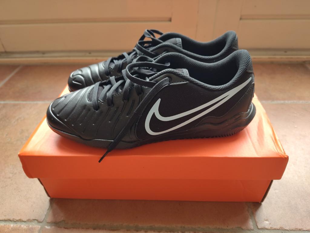 Nieuwe Nike Legend 10 Club IC zaalvoetbalschoenen - Maat 40, Sport en Fitness, Voetbal, Nieuw, Schoenen, Ophalen of Verzenden